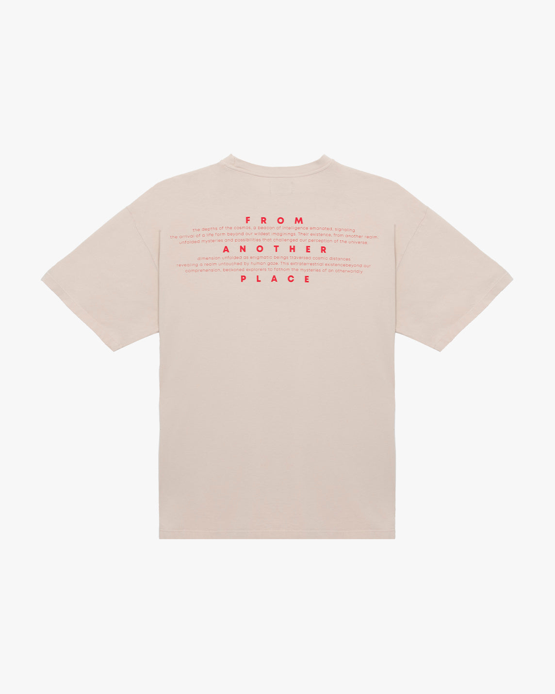 Camiseta de guayabi color blanco roto con letras arriba en la espalda