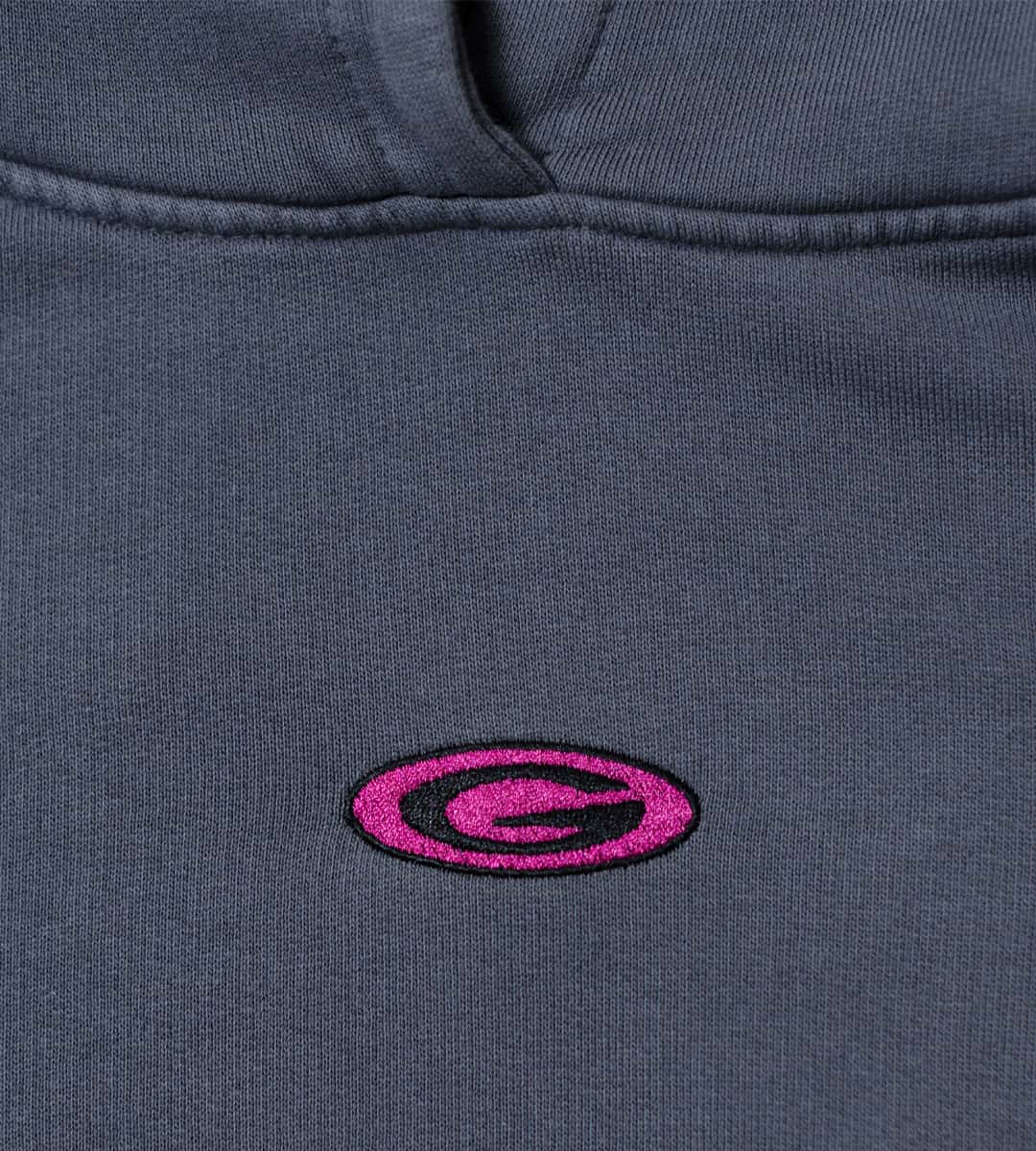 Logo de Guayabi en sudadera grisacea