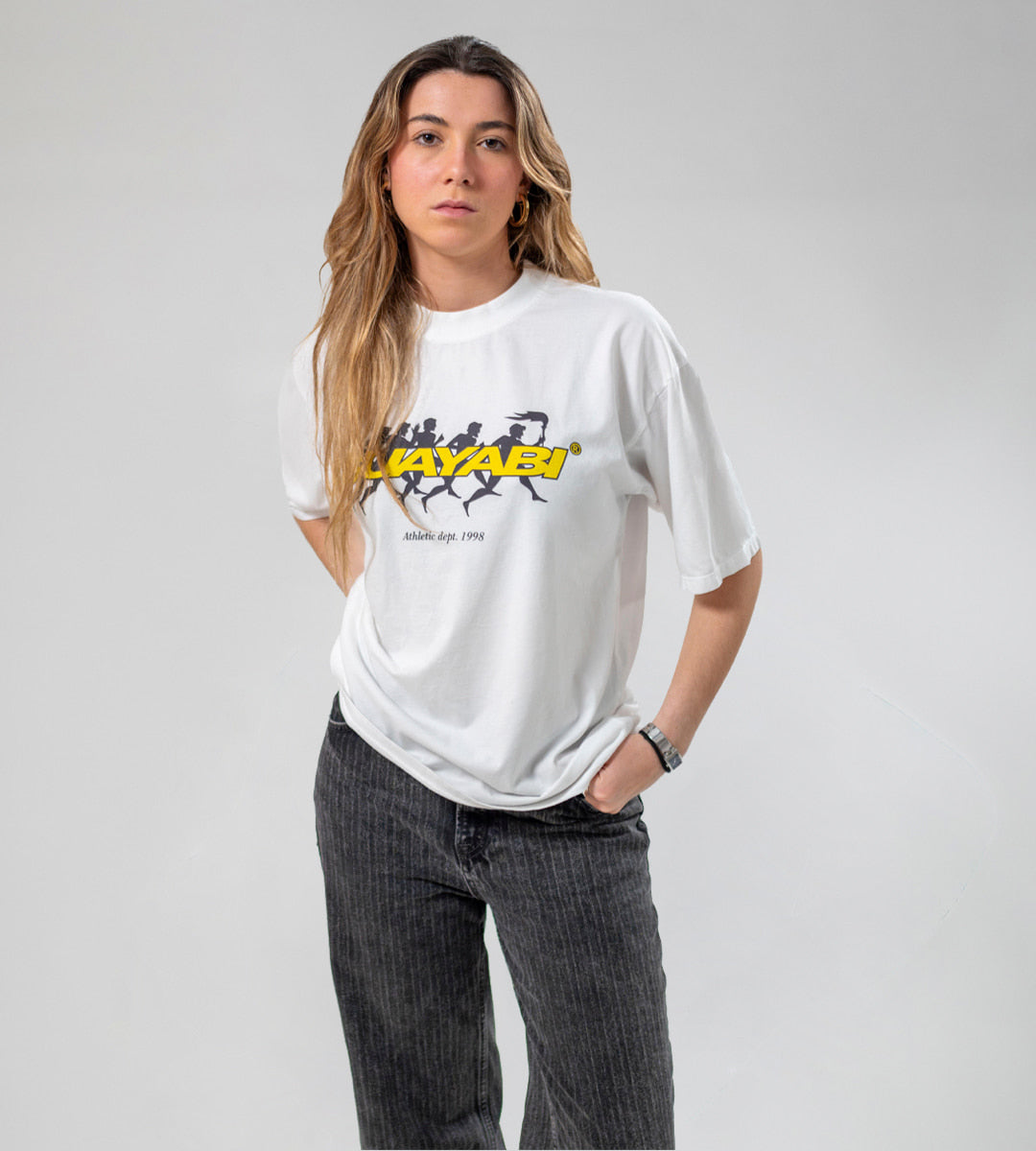 Chica con camiseta de corredores blanca guayabi