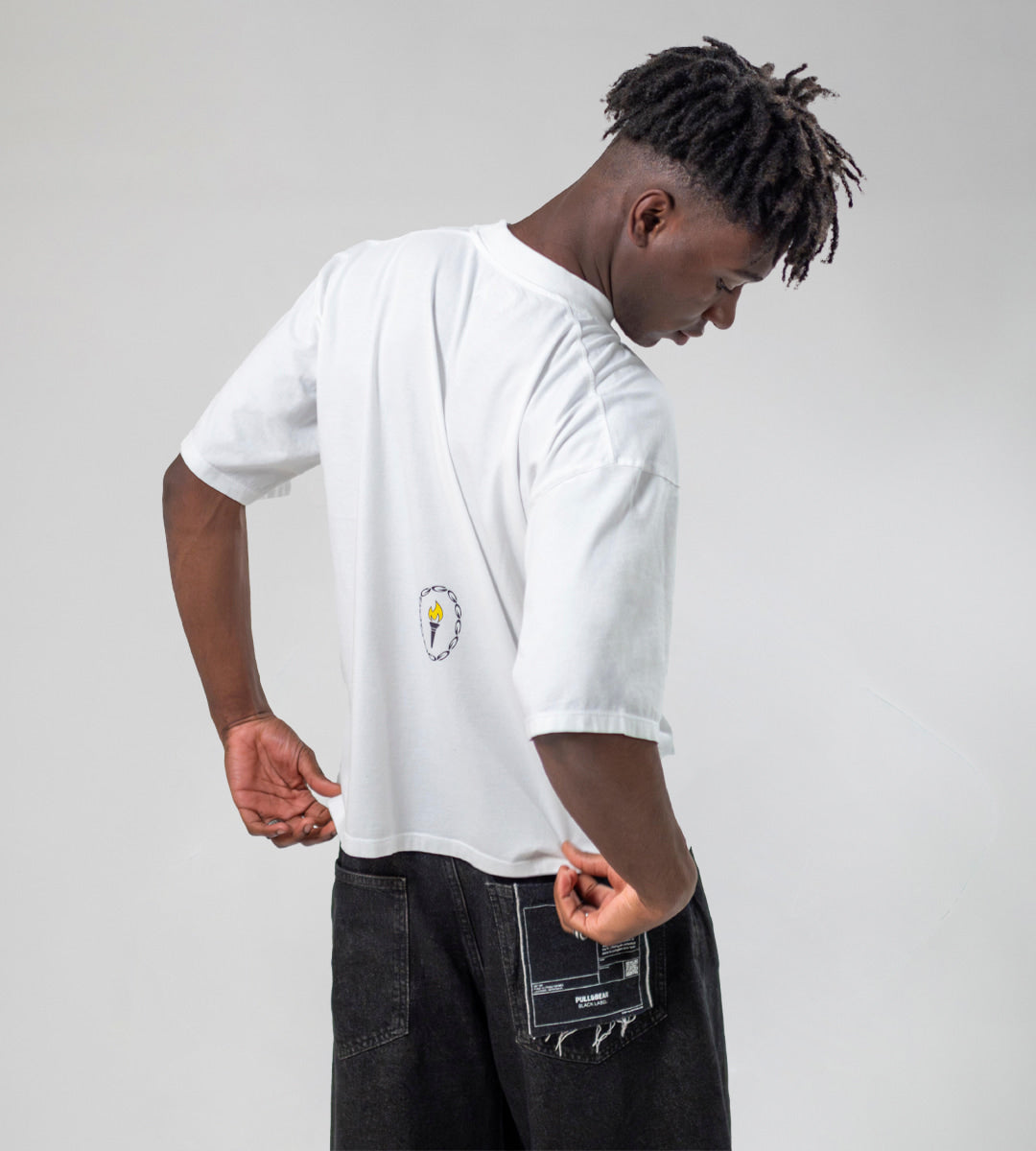 Chico con camiseta de color blanco y amarillo Guayabi