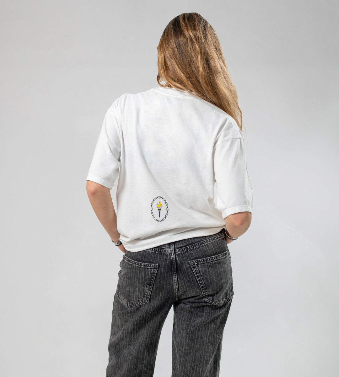 Chica rubia con camiseta de guayabi blanca olympia