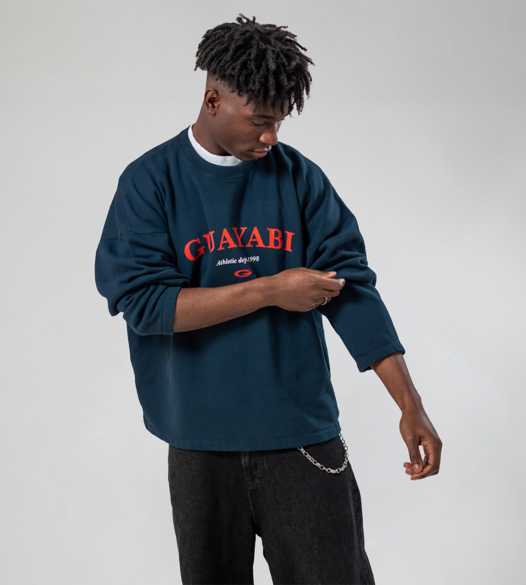 Chico con sudadera estilo años 90 Guayabi