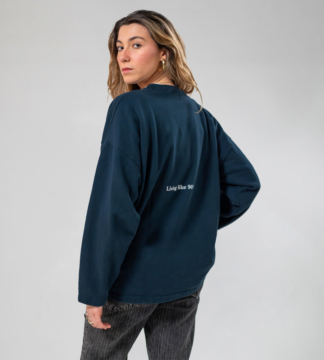 chica rubia con sudadera color navy de guayabi