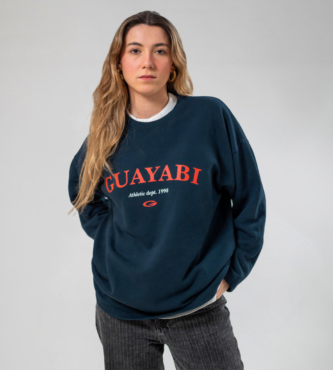 Chica con sudadera sin capucha estilo años 90 guayabi