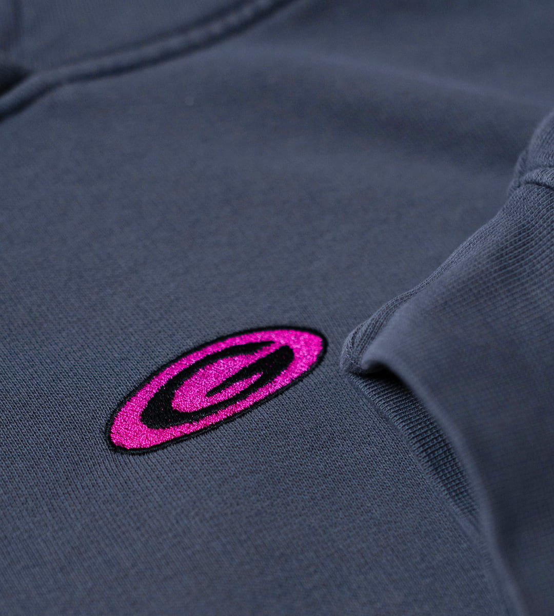 Foto detalle del logo de guayabi en negro sobre fondo rosa