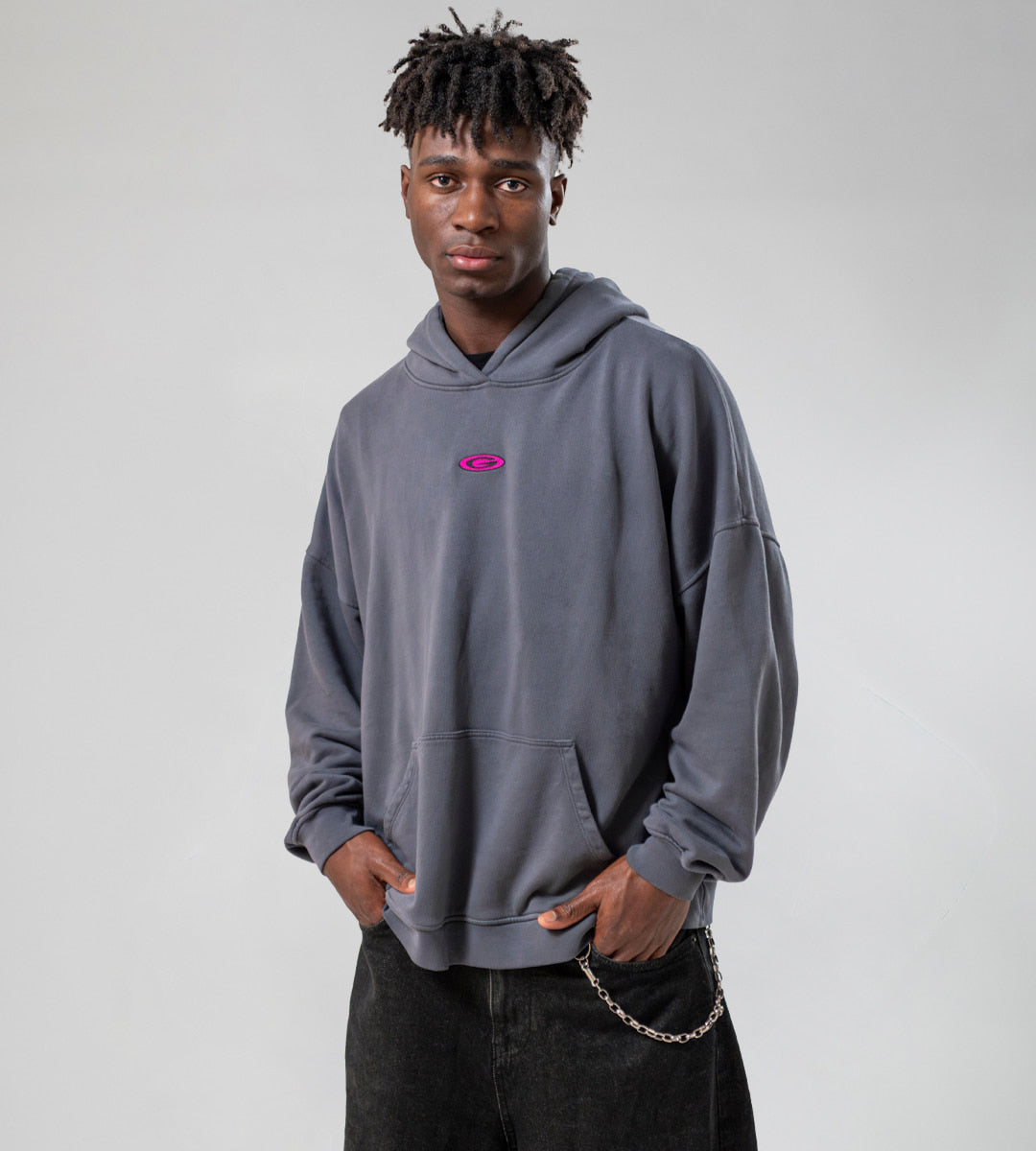 chico con sudadera de guayabi color grisáceo