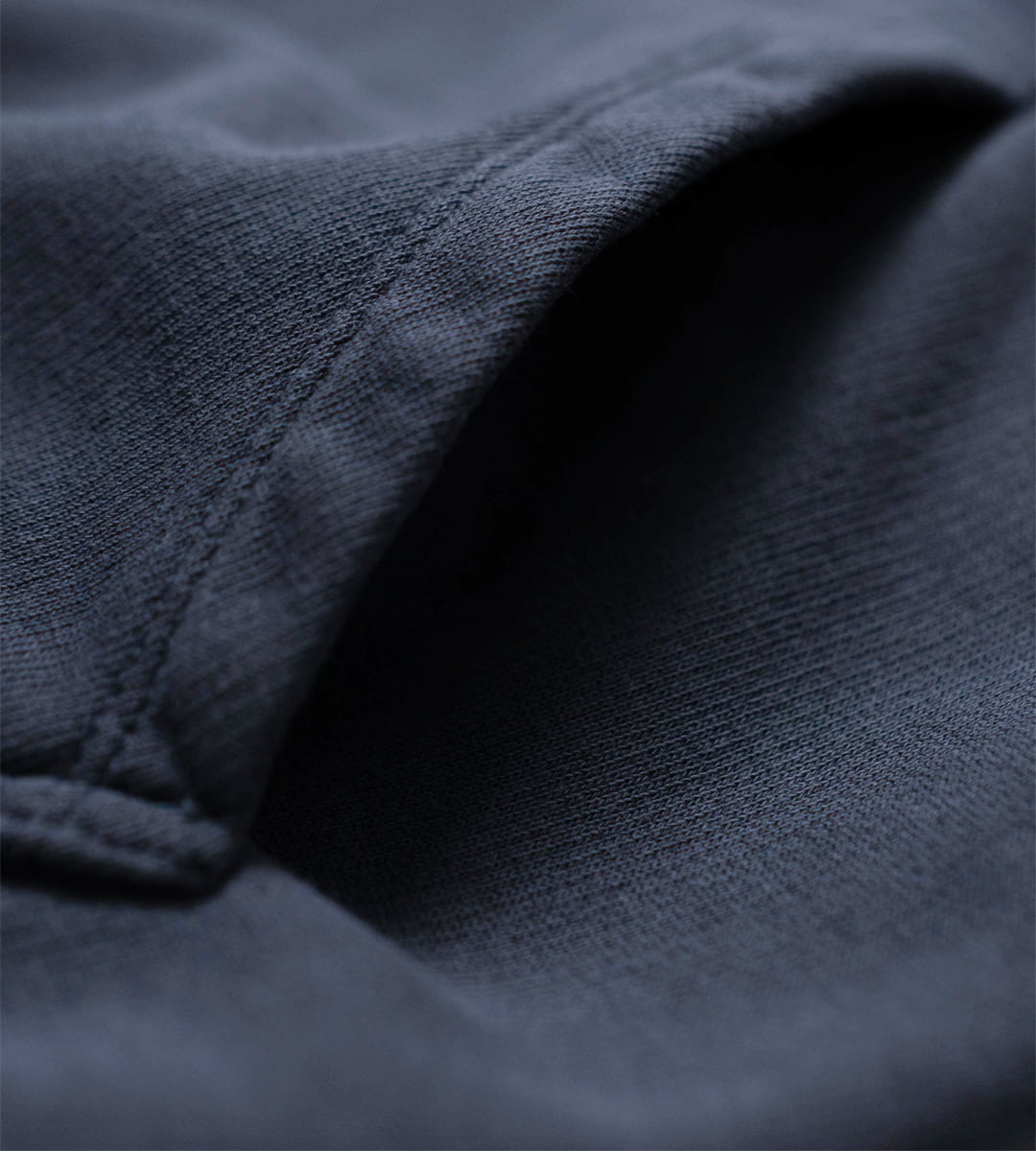 Foto detalle del bolsillo de la sudadera de guayabi expo