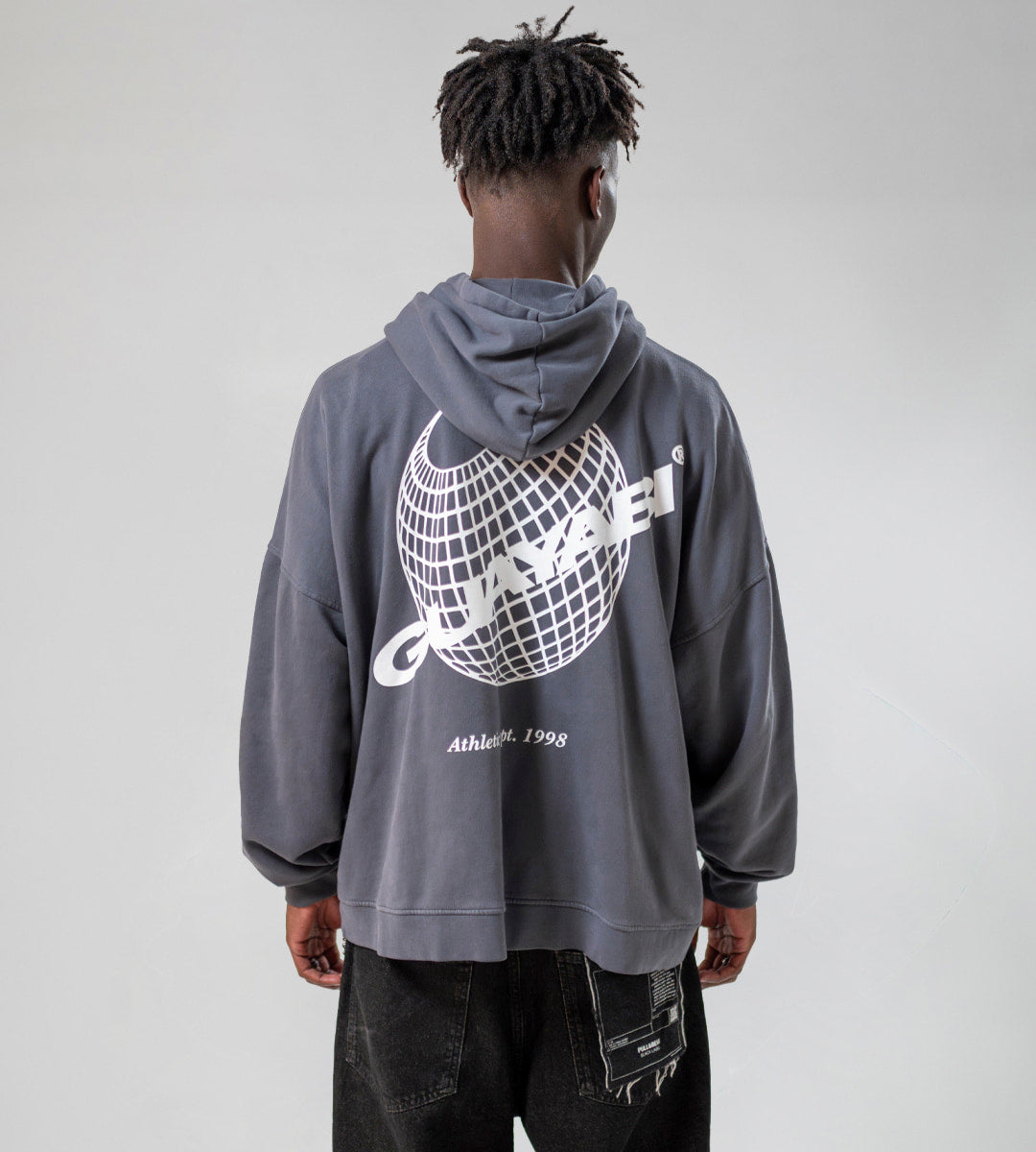 bola de la expo de sevilla en la sudadera de guayabi color gris