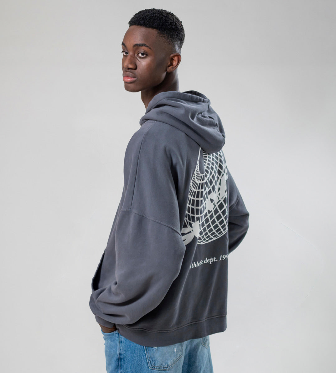 chico alto con sudadera de guayabi con capucha color gris claro